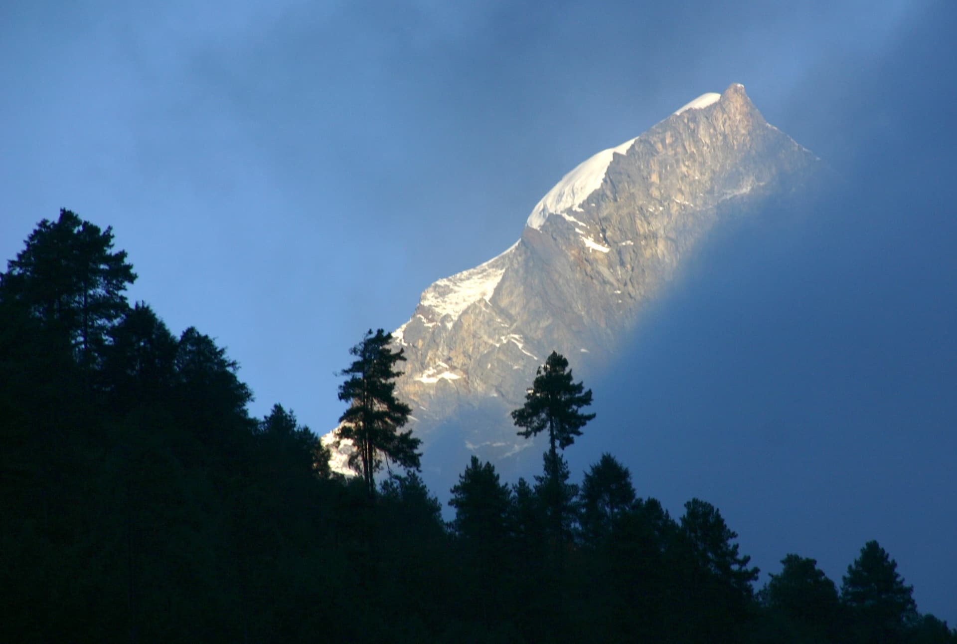 Phakding mountain route on the Everest trekking trail in Nepal for Everest Region route card