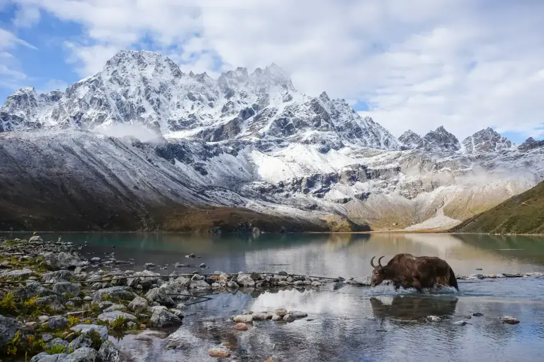 High alpine lake trekking landscape in Nepal for Gosaikunda route planning
